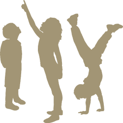 Kinderen zitten gebukt en ontdekken een plas water